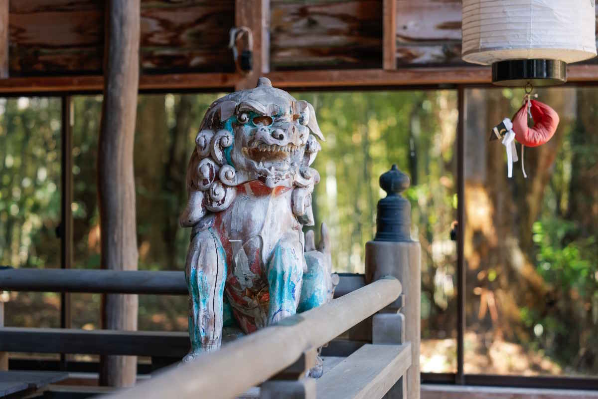 珍しい木彫りの狛犬