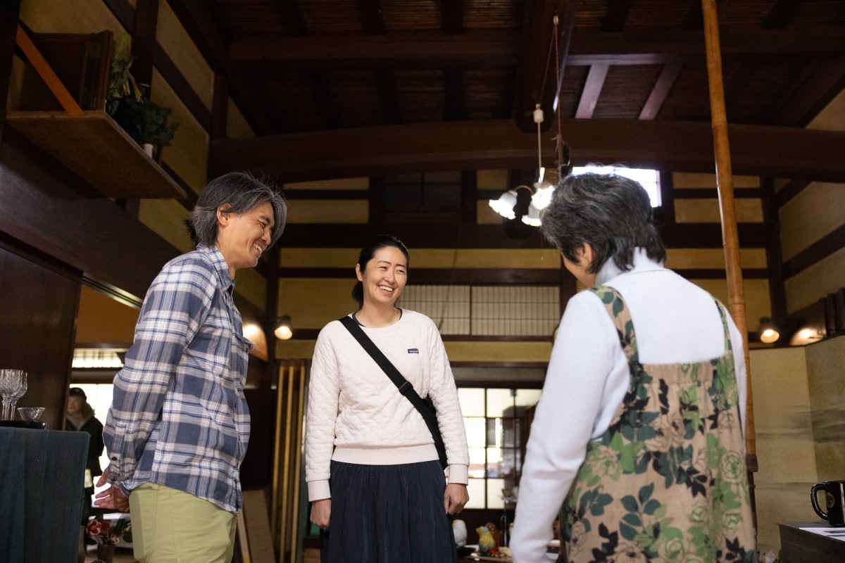 おかみさんは「創業寛政年間 加賀大聖寺藩前田家御用商 古美術中越」として、今もここでアンティークの販売をしている。代々続く古美術商だけあり加賀の歴史に詳しく、気さくに昔のエピソードを聞かせていただく。