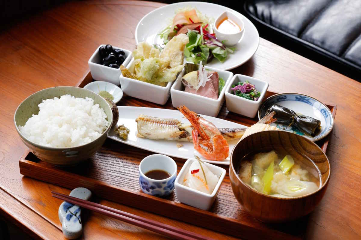 新鮮な食材を栄養バランスよく、そして彩り豊かに提供することを心がけているとのこと。季節感を感じながら、旅先でのこういった食事はレースへ向けてのコンディションが整いそう。