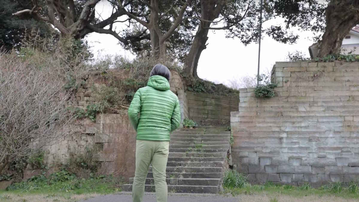 屋敷の玄関へのアプローチに使われている石は、北前船でバラスト(重り)を兼ねて運ばれてきたもの。